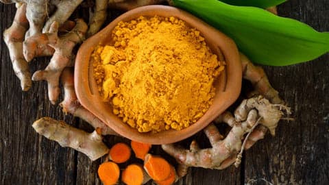 turmeric powder and roots